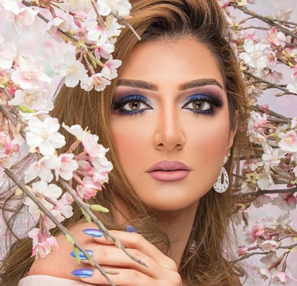 Lovely look with Gray Contact Lenses Dahab Cat Eye 6 months